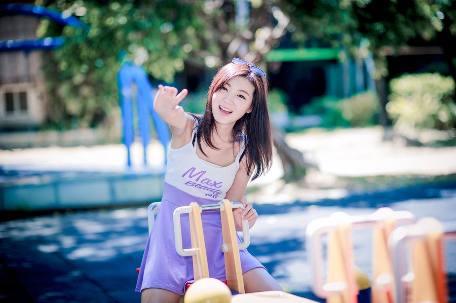 “蠢女人！”看着两女离去的背影，吕布摇了摇头，他哪看不出来，小乔对于周瑜的死虽然难过，但并没有那种死去活来的程度，毕竟时间可以冲淡一切，对周瑜如是，对小乔同样也如是，但哪怕这样，也不该在自己面前表现出来，不过小乔如果哪天长大了，没这份蠢劲了，那还真有点不习惯，相比起来，吕布还是比较喜欢看这一根筋的丫头刚刚挺起来那点劲儿被自己按下去的表情。